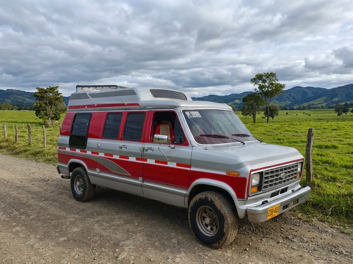 Ford Econoline 1985 vista lateral en campo verde